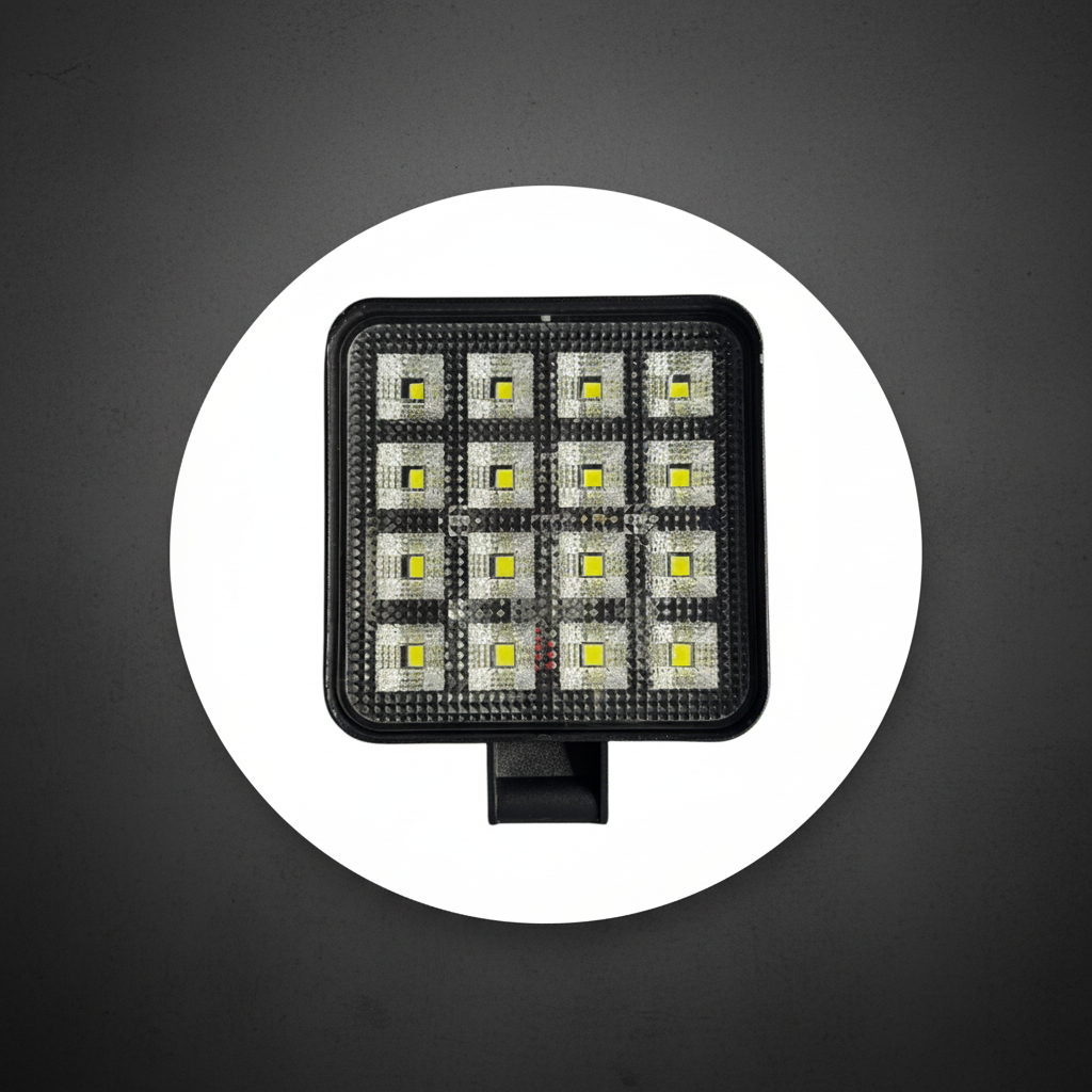 LED Работна Лампа 48W на тъмен индустриален фон
