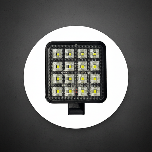 LED Работна Лампа 48W на тъмен индустриален фон